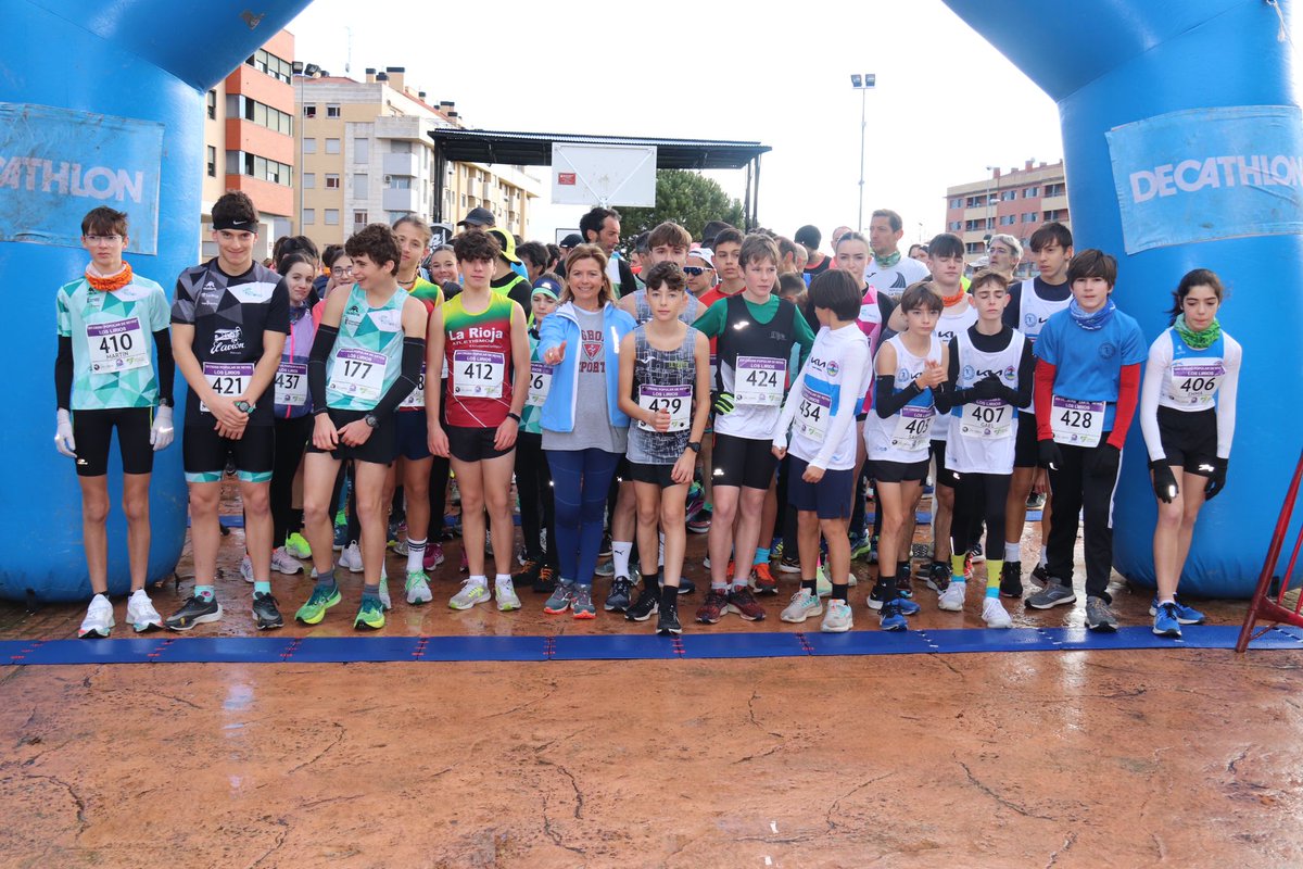 🏃🏃‍♀️| El Parque de Los Lirios ha acogido esta mañana el ‘XVI Cross Popular de Reyes Los Lirios’, carrera popular en beneficio del <a href="/TE_LaRioja/">Teléfono de la Esperanza La Rioja</a>. 

🥇 La vicepresidenta de <a href="/LogronoDeporte/">Logroño Deporte</a>, <a href="/LauraArrietaP/">Laura Arrieta Pérez</a>, ha participado en la entrega de trofeos.