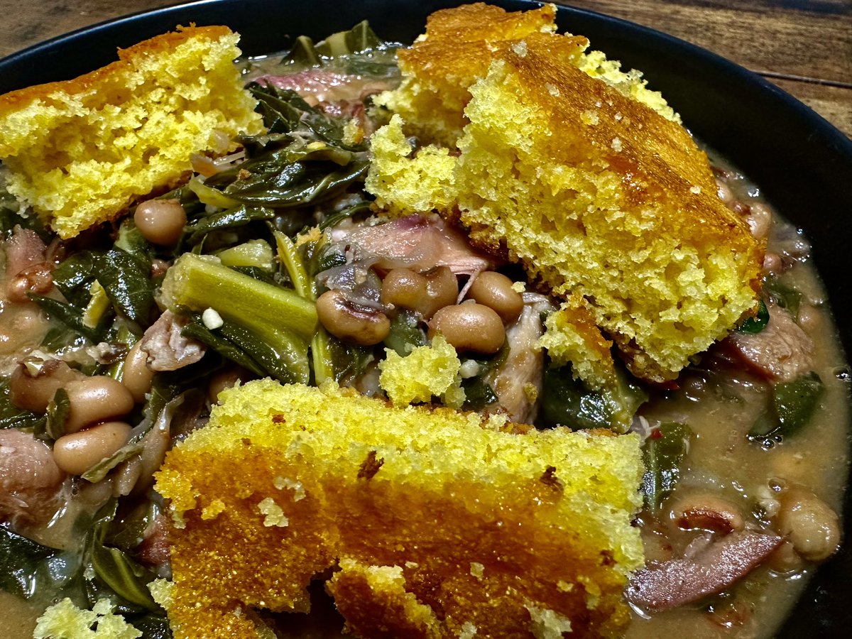 chef_anthony0's tweet photo. I know it’s past the new year. The tradition for the New Year is we are to eat black eye peas and collard greens. 

Black Eye Peas with Collard Greens and Honey Cornbread 

https://t.co/kLSkctlOqM

#ChefAnthony #AMCatering #nostylejustgoodfood #everythingfromscratch #ImComing https://t.co/f2eZUFPeOZ