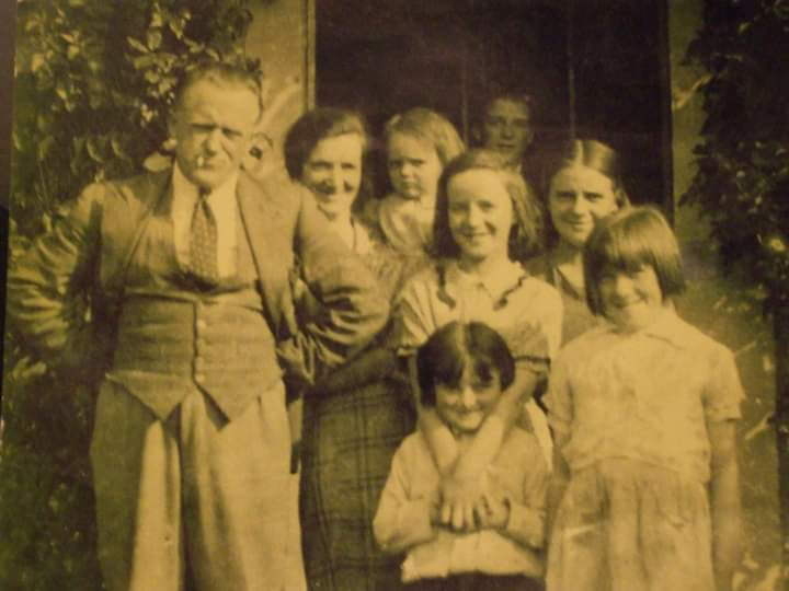 KillesterEstate's tweet image. "My grandparents and some of their children, including my mother. Middle Third Killester circa 1930's"

Shared and thanks to Brenda Condron.

#KillesterGardenVillage #Dublin #MiddleThird #HomesForHeroes #WW1