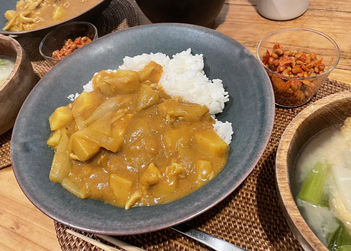 panori2's tweet photo. 1月7日（日） 夜ごはん

・カレー
・小松菜炒め
・納豆キムチ

どこかのサービスエリアで手に入れたオリエンタルマースカレーを使ってみた。
にんじんがなかったので
玉ねぎとじゃがいもだけの寂しいカレー。

#Twitter家庭料理部
#料理好きな人と繋がりたい https://t.co/pNonwHZcyq