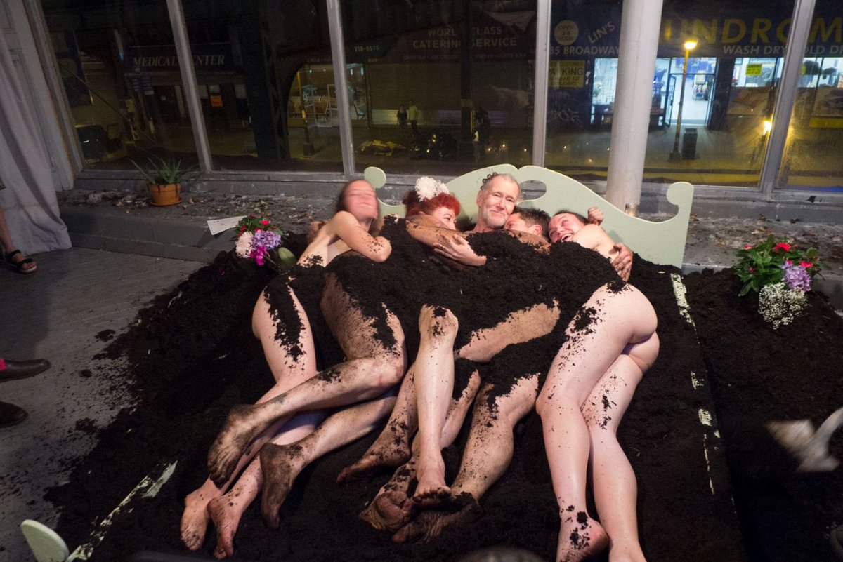 Casa_Bosques's tweet photo. ¡Ecosexuales y bibliofilxs, unámonos! 💦🍑🍆📕
Para festejar nuestro décimo aniversario las artistas ecosexuales Beth Stephens y Annie Sprinkle presentará un discurso/performance/conferencia lúdica para posteriormente entablar una conversación con la investigadora Susana Vargas. https://t.co/278d64bMBC