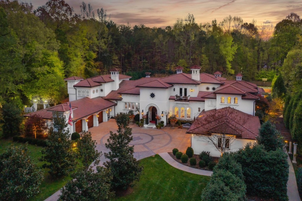 ChristiesHomes's tweet image. This breathtaking Mediterranean-style home in the heart of Charlotte, NC, boasts 8 beds, 10 full baths, and 12,718 square feet. See more: bit.ly/41H9Knr
——
8371 Providence Road Charlotte, NC 28277
Listed for $7,899,000 by @IvesterJackson