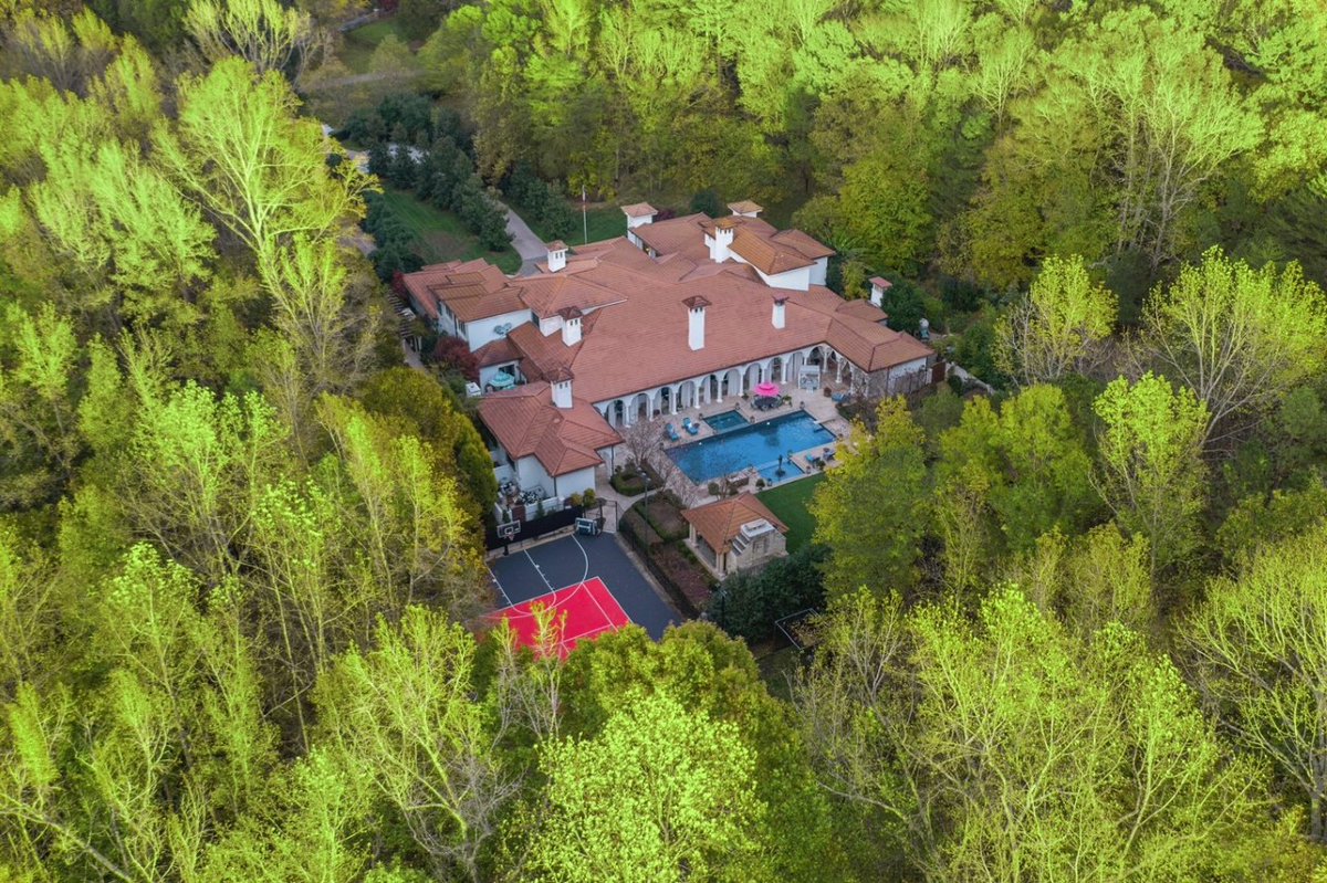 ChristiesHomes's tweet image. This breathtaking Mediterranean-style home in the heart of Charlotte, NC, boasts 8 beds, 10 full baths, and 12,718 square feet. See more: bit.ly/41H9Knr
——
8371 Providence Road Charlotte, NC 28277
Listed for $7,899,000 by @IvesterJackson