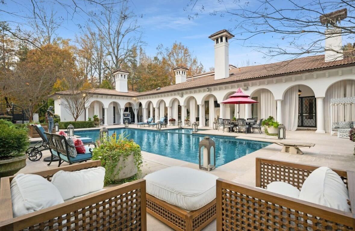 ChristiesHomes's tweet image. This breathtaking Mediterranean-style home in the heart of Charlotte, NC, boasts 8 beds, 10 full baths, and 12,718 square feet. See more: bit.ly/41H9Knr
——
8371 Providence Road Charlotte, NC 28277
Listed for $7,899,000 by @IvesterJackson