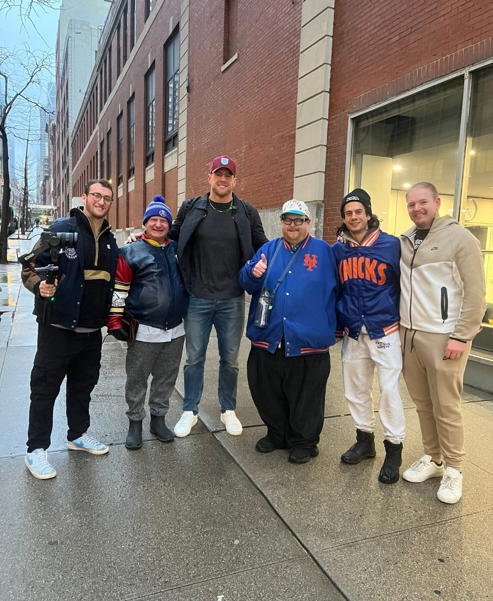 ThisDayInBSS's tweet photo. .@JJWatt 🤝 @barstoolsports
Who woulda thunk it back in 2016 haha.. #HeyJJ @PardonMyTake @ForePlayPod @NjTank99 https://t.co/ePEScR4g01