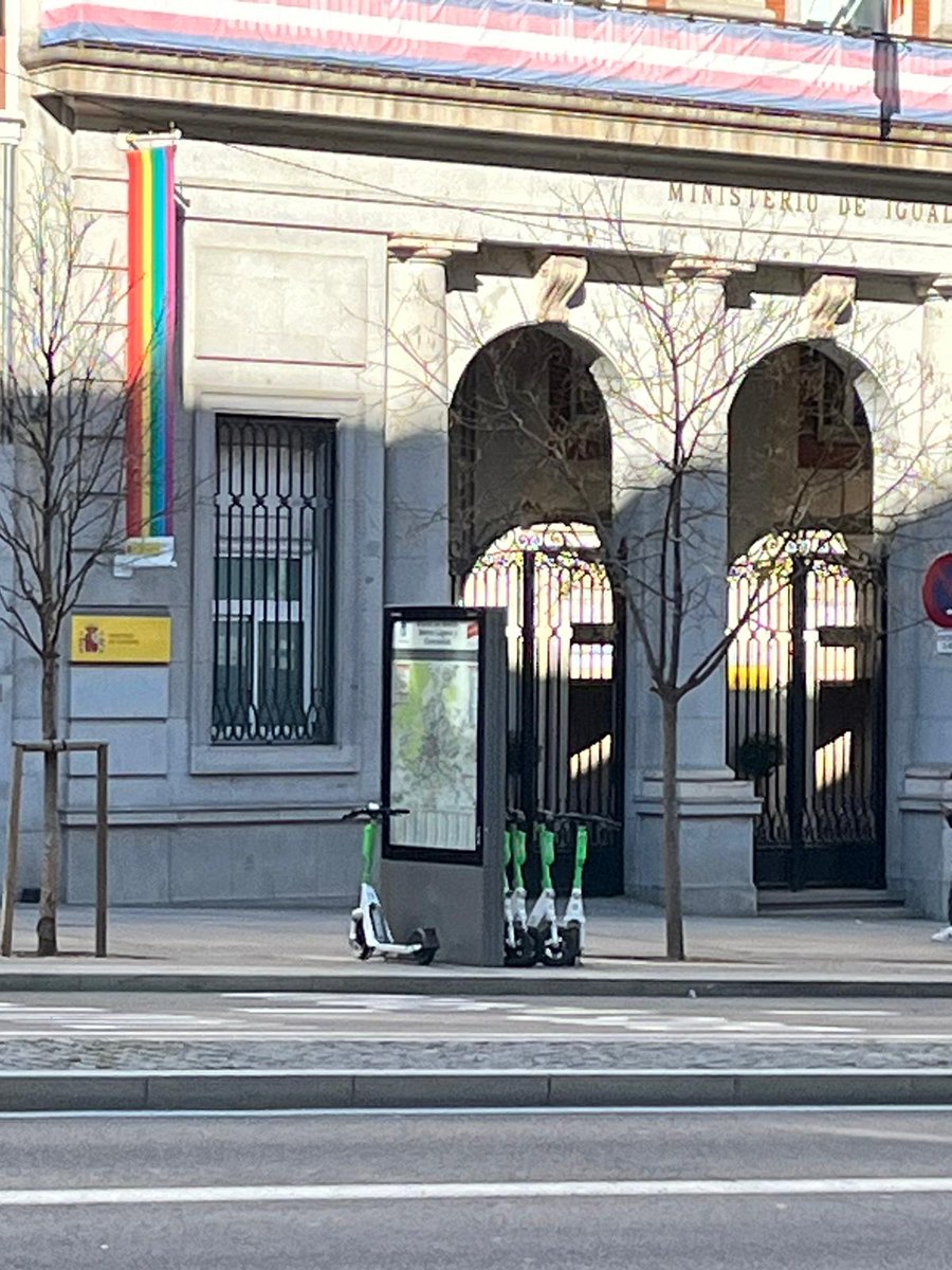 NuriaCSopena's tweet photo. #NoHayVíctimasDeSegunda
Ni dos horas han durado los carteles con los nombres de las 100 mujeres asesinadas.
¡Qué tristeza! https://t.co/7lA8OF5XtJ