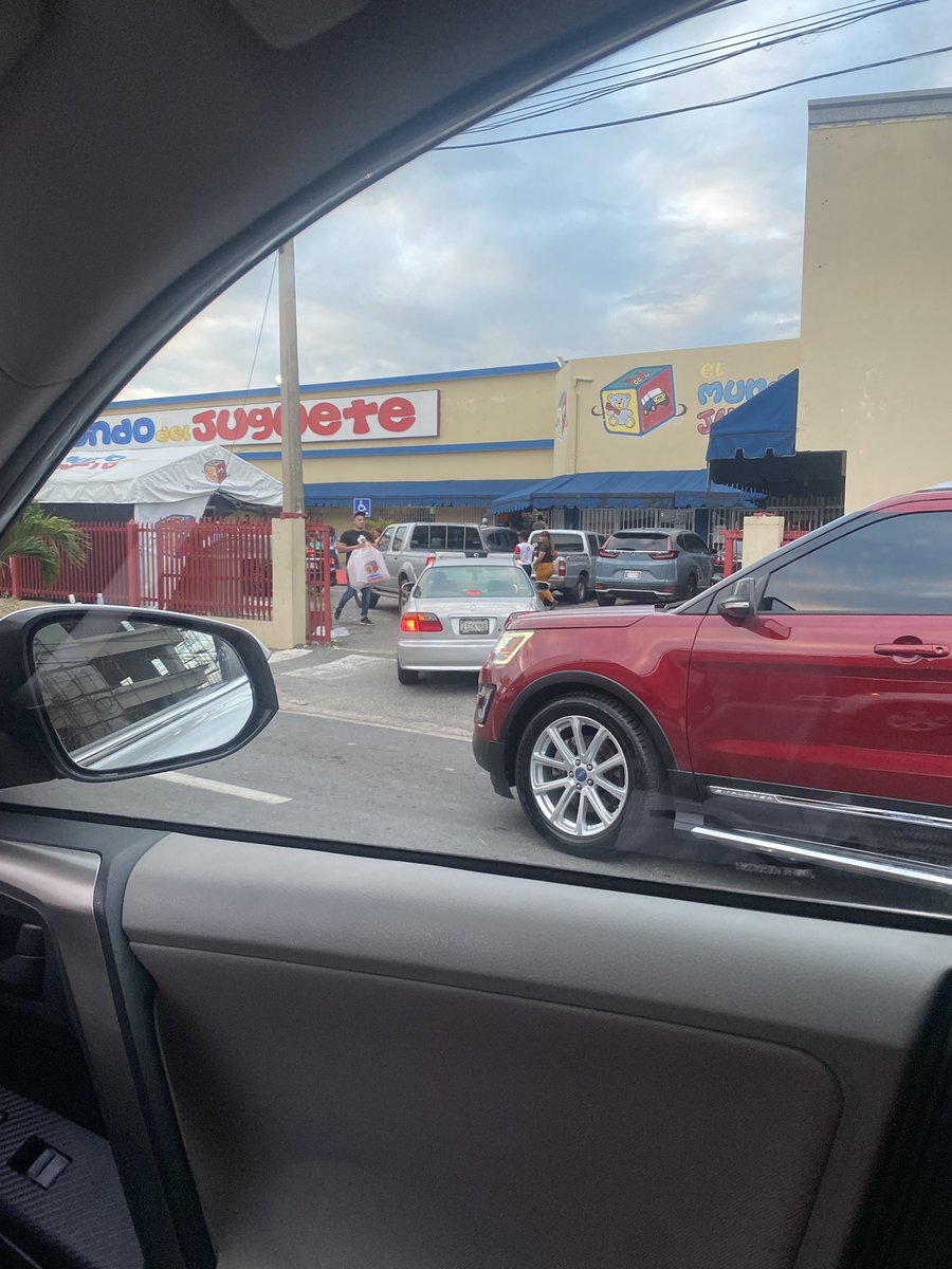 Como un negocio que solo se llena una vez al año sigue abierto ?