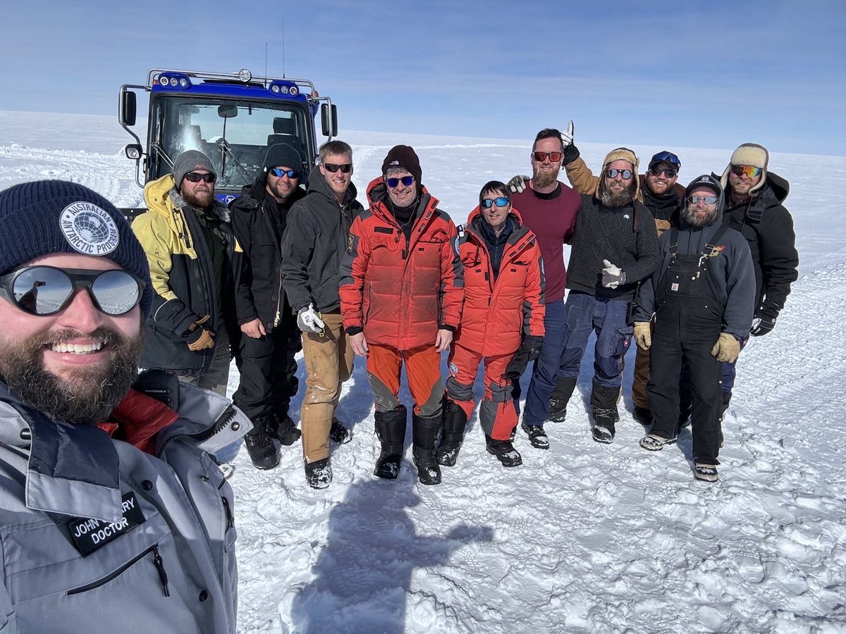 After a 17-day journey of over 1100km the @AusAntarctic MYIC traverse team arrived Little Dome C today. Bravo! 👏🏼👏🏼 Offering them a warm welcome (in the red suits) are Saverio Panichi (left) Beyond EPICA Field Leader and Riccardo Scipinotti (right) Concordia Station Leader.