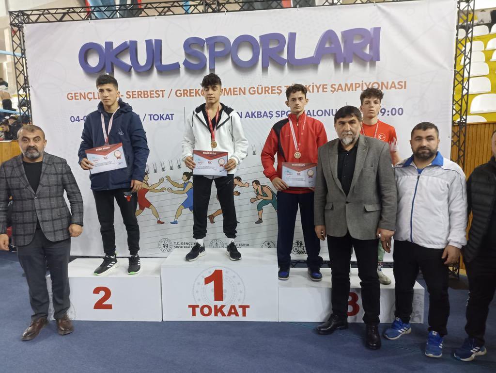 valialicelik's tweet photo. Genç güreşçilerimiz Burhan Temel’in 45 kg grekoromen stilde #Türkiye ikinciliği, Berkay Kılıç’ın 51 kg serbest stilde Türkiye üçüncülüğü tüm #Hakkâri’yi gururlandırdı. 

Güreşçilerimizi ve antrenörlerini yürekten kutluyor, başarılarının daim olmasını diliyorum. https://t.co/GIFvOuTqpp