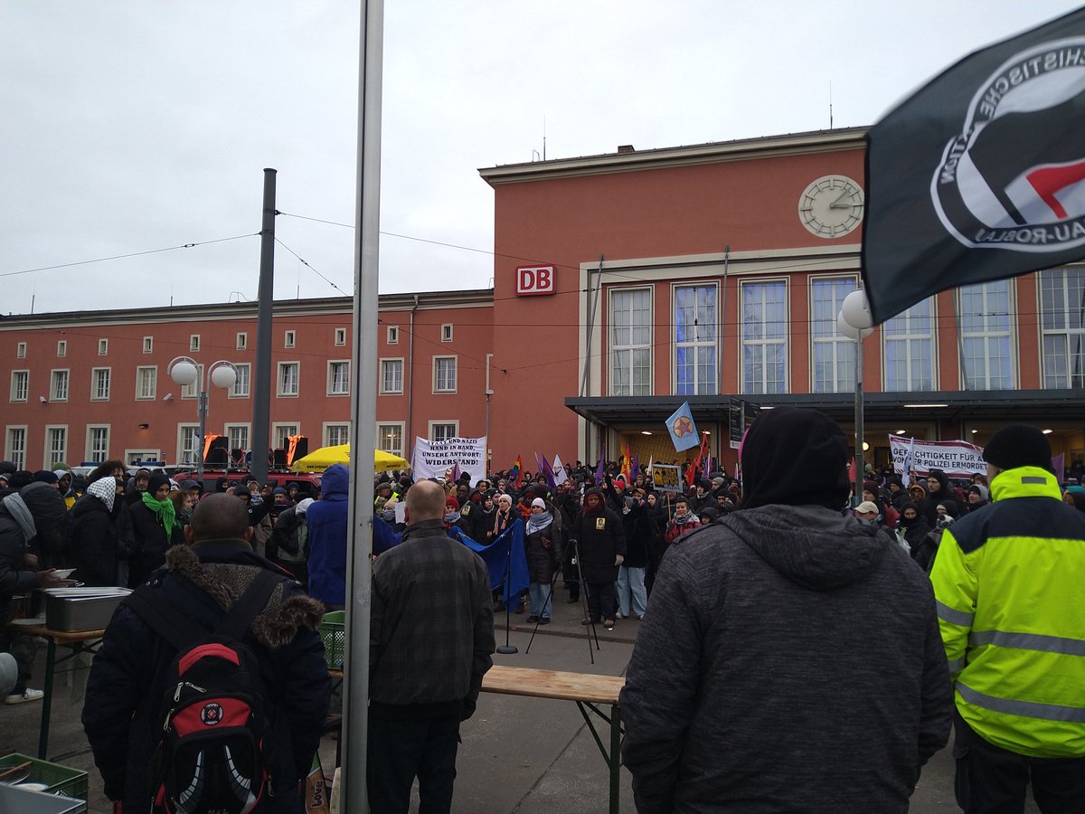 15:12 über 1000 Leute sind trotz mäßigem Wetter heute in  #Dessau, um an <a href="/OuryJalloh/">InitiativeOuryJalloh</a> zu erinnern.  #De0701