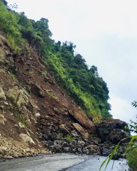 confetrape's tweet photo. Lo advertimos desde hace 5 meses.
La ineficiencia del @GadTsachilas paraliza nuevamente el tráfico en la vía más importante del país Aloag-SD. Una vía sin  plan de contingencia 
25 años de retraso al desarrollo vial del país 🇪🇨
@DanielNoboaOk 
@RobertoLuqueN 
@ObrasPublicasEc https://t.co/rU8zTOkCac