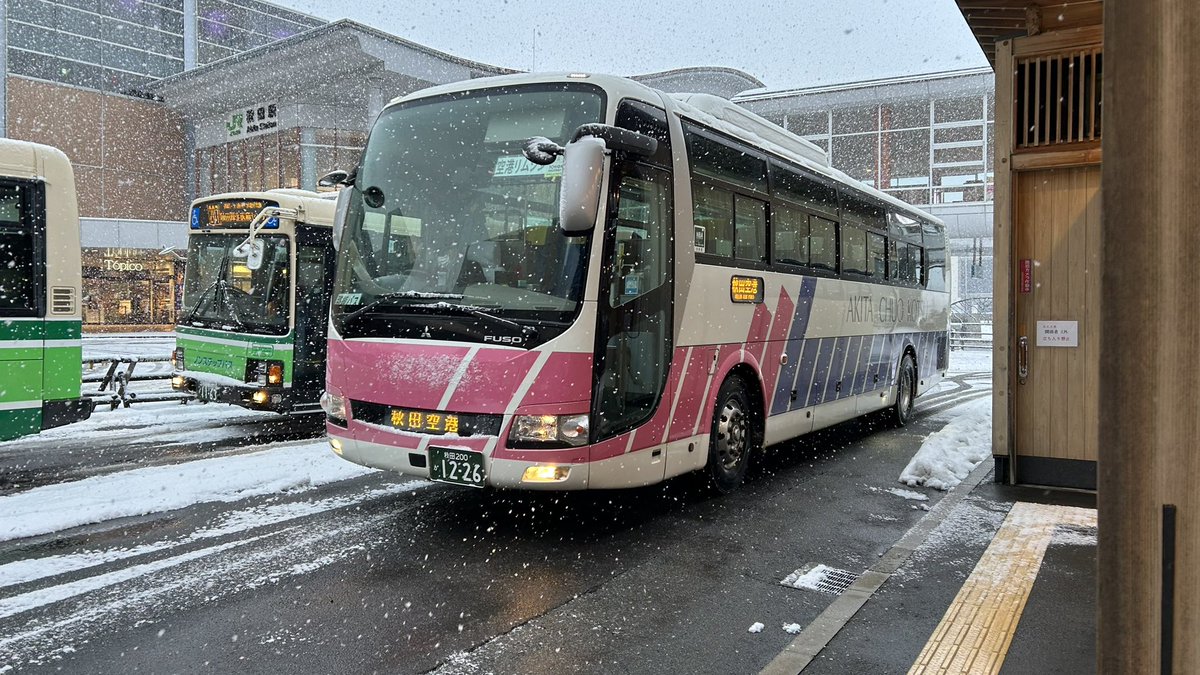 tabicon351's tweet photo. 秋田空港リムジンバスだ！いぇい！
秋田駅から秋田空港まで約35分！
雪が降り頻る中の秋田駅、秋田交通のピンクのカラーがカッコいいですね！

秋田　200 か　12-26
秋田中央交通
三菱ふそうエアロエース(QTG-MS96VP)

#いいねした鉄道ファン全員フォローする #RTした人全員フォロー https://t.co/eInoiQe6I4