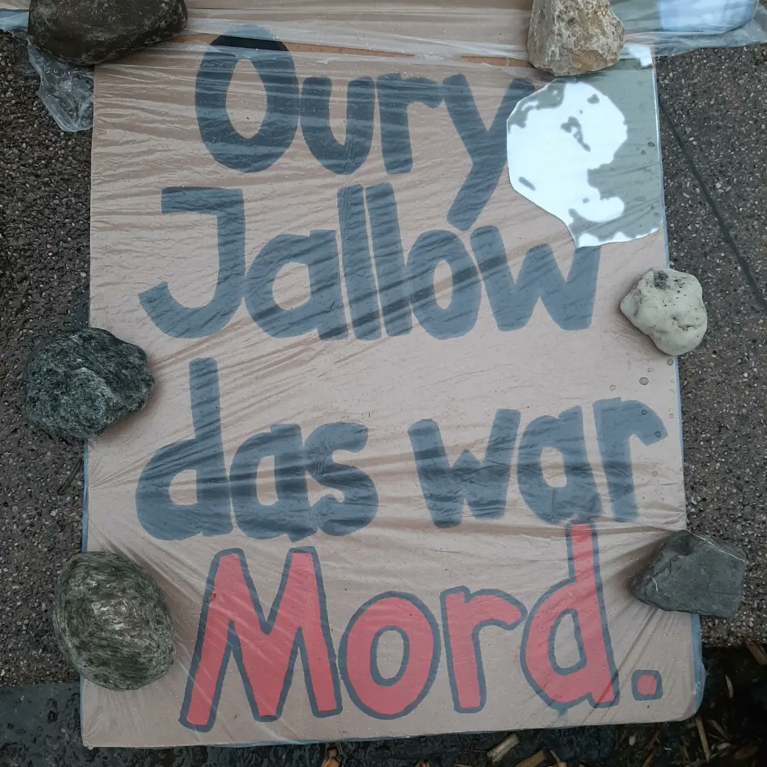 Auch in Ravensburg gedenken wir heute an #OuryJalloh, der heute vor 19 Jahren von der Deutschen Polizei ermordet wurde!

Rest in Power ✊🏻🕯 
@OuryJalloh