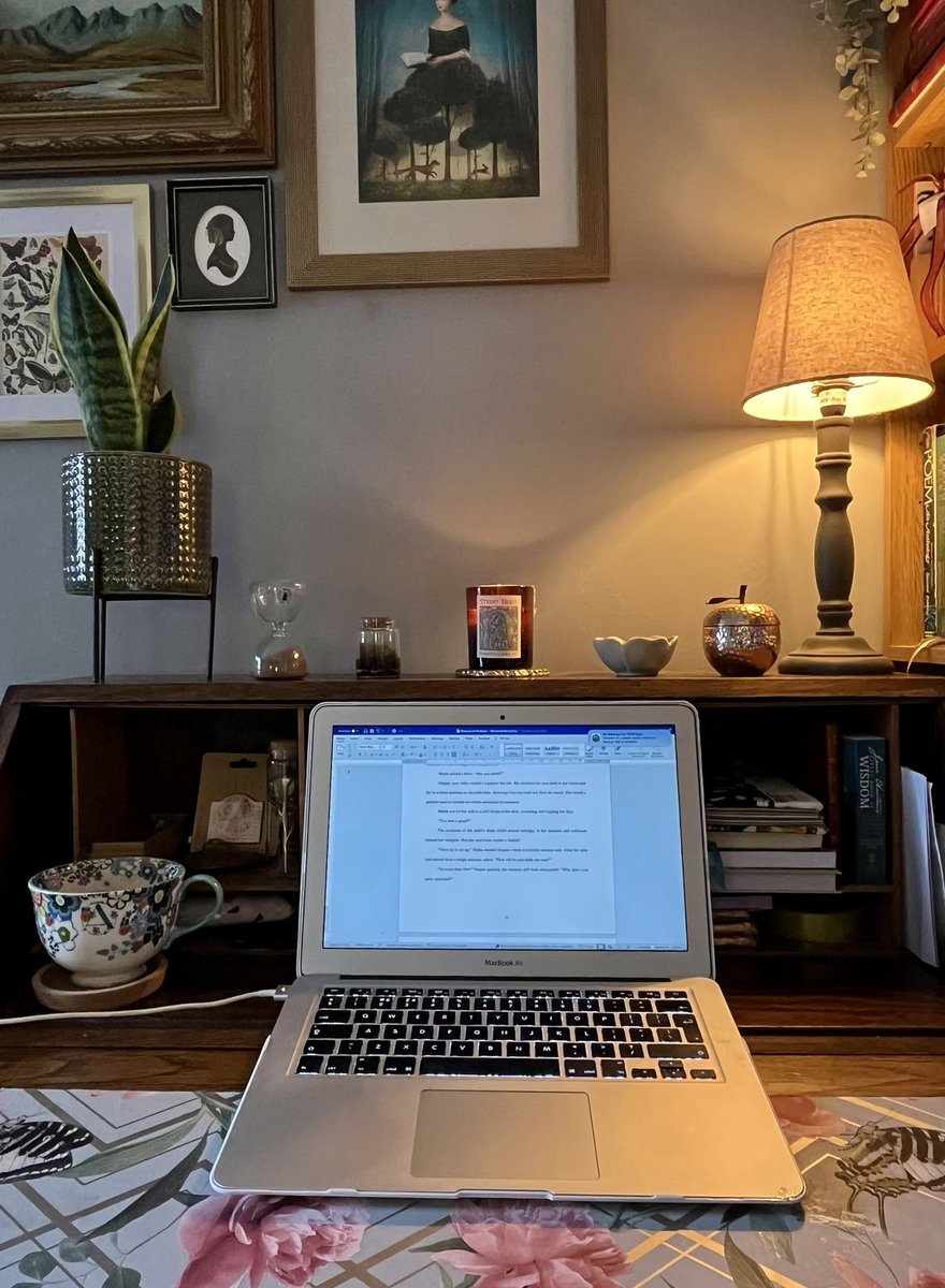 Clear space, clear mind right? Just spent an hour tidying and cleaning my desk — which is apparently the family dumping ground. Now to do the finishing touches to my submission for @WomensPrize #discoveries2024 while the boys are out. Please send positive vibes ✨