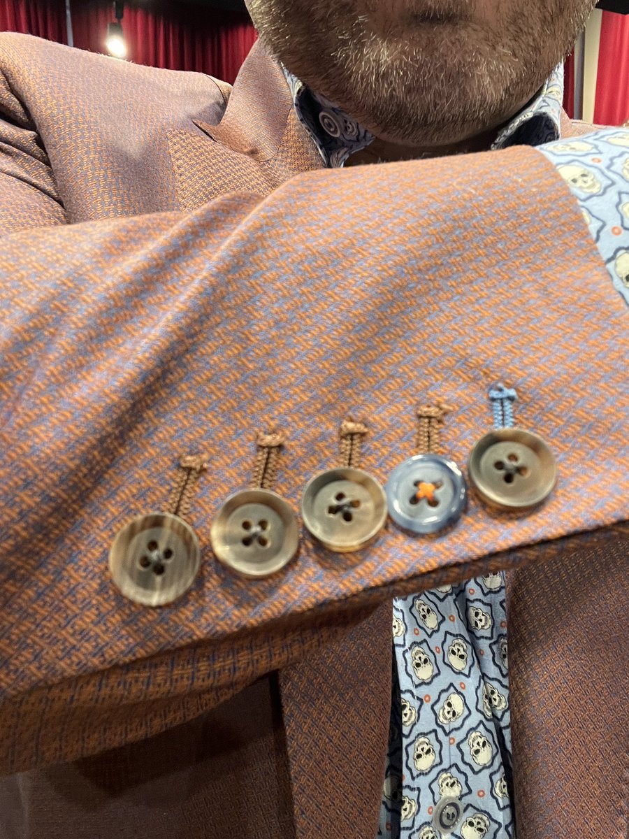 Some *very* cool highlights of #bespoke #tailoring. Love how these little details just catch the eye and bring your attention to them. Mike and all the folks at @henrydavidsen just kick ass.