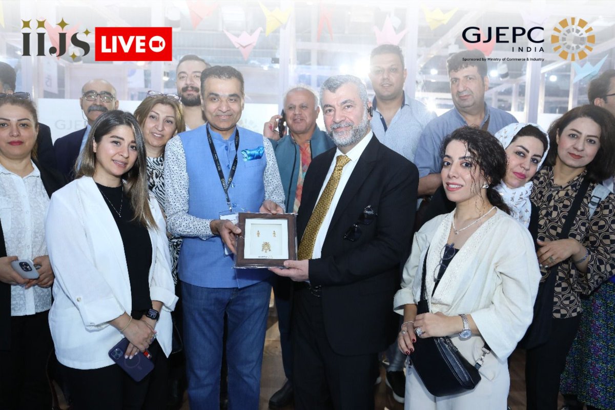 GJEPCIndia's tweet photo. IIJS CONVENER NIRAV BHANSALI, NATIONAL EXHIBITIONS SUB- COMMITTEE FELICITATING THE IRANIAN DELEGATES

#IIJS #IIJSSignature https://t.co/DBfOkr1swU