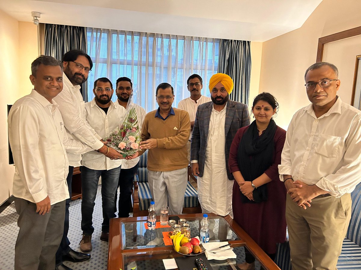kanishkajadhav's tweet photo. आप महाराष्ट्र टीमने आज राष्ट्रीय अध्यक्ष व दिल्लीचे मुख्यमंत्री अरविंद केजरीवाल व पंजाबचे मुख्यमंत्री भगवंत मान यांची भेट घेतली. यावेळी सहप्रभारी गोपाल ईटालिया, सर्व संघटन मंत्री, राज्य सचिव प्राजक्ता देशमुख उपस्थित होते.
पक्ष नेतृत्वाने राज्यातील कामाचा आढावा घेतला व समाधान व्यक्त केले. आगामी काळात राज्यात आम आदमी पक्ष संघटना मजबूत करण्याच्या दृष्टीने मार्गदर्शन केले.
लढेंगे! जितेंगे!!
🔥महाराष्ट्रात ही केजरीवाल!🔥