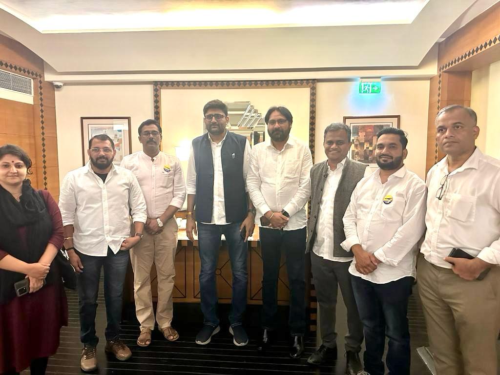 kanishkajadhav's tweet photo. आप महाराष्ट्र टीमने आज राष्ट्रीय अध्यक्ष व दिल्लीचे मुख्यमंत्री अरविंद केजरीवाल व पंजाबचे मुख्यमंत्री भगवंत मान यांची भेट घेतली. यावेळी सहप्रभारी गोपाल ईटालिया, सर्व संघटन मंत्री, राज्य सचिव प्राजक्ता देशमुख उपस्थित होते.
पक्ष नेतृत्वाने राज्यातील कामाचा आढावा घेतला व समाधान व्यक्त केले. आगामी काळात राज्यात आम आदमी पक्ष संघटना मजबूत करण्याच्या दृष्टीने मार्गदर्शन केले.
लढेंगे! जितेंगे!!
🔥महाराष्ट्रात ही केजरीवाल!🔥