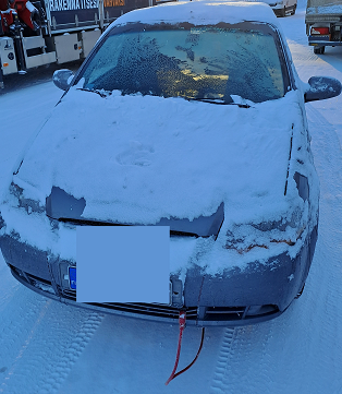 DPasterstein's tweet photo. Tässä lähdetty kiirellä liikkeelle, lämmittimen piuha jäänyt autoon ja vajaat lumityöt.

Raportti kentältä: Tuulilasi ja sivuikkunat jäässä ulko- sekä sisäpuolelta. Tuulilasi erityisen jäinen etenkin kuljettajan puolelta, näkyvyys hyvin rajallinen. Lapsi kyydissä. 16 päiväsakkoa. https://t.co/HgCvBgmSEr