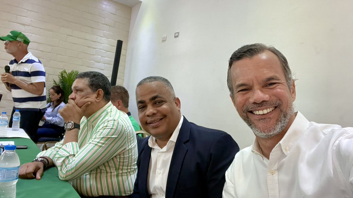 hamletotanez's tweet photo. Entusiasmo inmenso en la #AsambleasFP para la fidelización del uso del padrón de la #FuerzaDelPueblo en la Circunscripción2 de #Santiago  

Vamos !!! https://t.co/Xdl3Oq1wKH