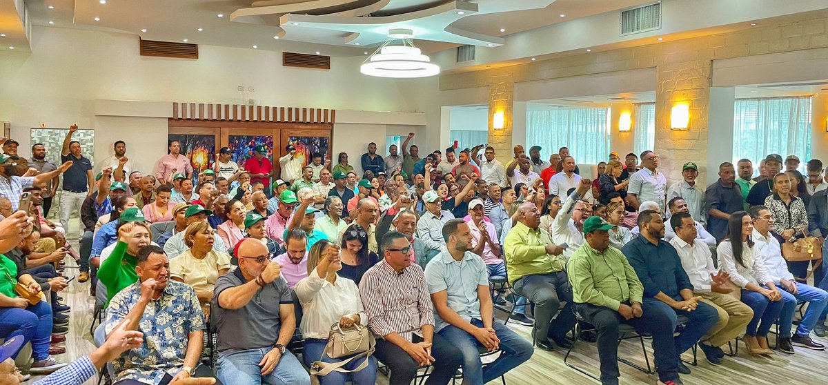 hamletotanez's tweet photo. Entusiasmo inmenso en la #AsambleasFP para la fidelización del uso del padrón de la #FuerzaDelPueblo en la Circunscripción2 de #Santiago  

Vamos !!! https://t.co/Xdl3Oq1wKH