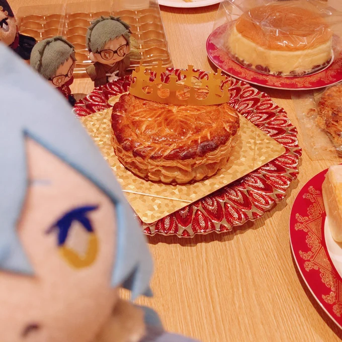 大阪から新年会に直行!先輩から取り分けてもらったPatisserie Cloverのガレット・デ・ロワで当たりを引き当ててログボからの完璧な伏線回収な1日でした今日はイデ監のために大阪まで行ったんですけど!?今年もに気を狂わせられる年になりそう 