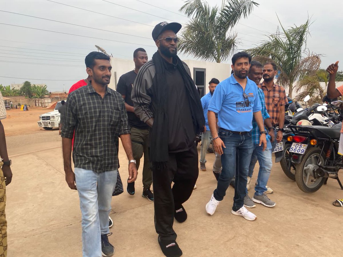 ZikDePartout's tweet photo. Emmanuel Sheyi Adebayor était présent aux côtés des responsables de la société KABA KABA SARL et des amoureux du ballon rond hier sur le terrain de Haady Parc  dans le cadre du match d’ouverture de L’édition 2 de la BOXER PREMIER LEAGUE sponsorisée par KABA KABA SARL. https://t.co/KDRSo6T194