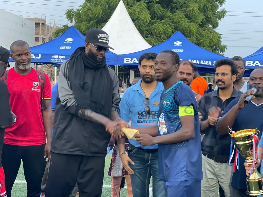 ZikDePartout's tweet photo. Emmanuel Sheyi Adebayor était présent aux côtés des responsables de la société KABA KABA SARL et des amoureux du ballon rond hier sur le terrain de Haady Parc  dans le cadre du match d’ouverture de L’édition 2 de la BOXER PREMIER LEAGUE sponsorisée par KABA KABA SARL. https://t.co/KDRSo6T194