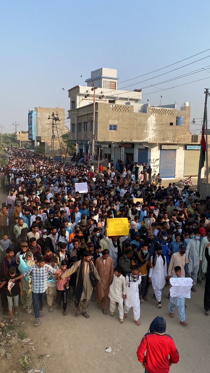 BalochYakjehtiC's tweet photo. بلوچ نسل کشی کے خلاف جاری دھرنے کی حمایت اور حکومت کی غیر سنجیدگی کے خلاف ملیر میں احتجاجی جلسہ۔ ہزاوروں کی تعداد میں عوام کہ شرکت، اس امر کا ثبوت ہے کہ اب ریاست کی دھونس و دھمکیاں اس عوامی ابھار نہیں روک سکتی.
#MarchAgainstBalochGenocide
#StopBalochGenocide https://t.co/VO6T5ELvUX