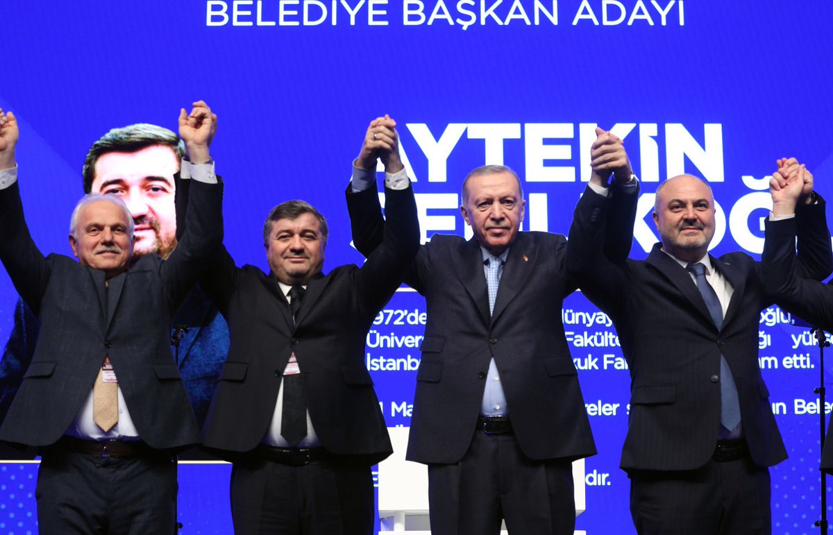 avsenlikoglu's tweet photo. Giresun'umuz için hep birlikte hazırız, kararlıyız! 

Liderimiz, Cumhurbaşkanımız Sn. @RTErdogan tensipleriyle bir kez daha şehrimizin kalkınması, refahı ve geleceği için yola çıkmış bulunuyoruz. 

Giresun’umuz bizler için sadece bir şehir değil; bir yaşam, bir hayat, bir aşk ve bir sevgidir. Ömrümüzün hemen hemen her anının geçtiği Giresun’umuza hamdolsun yeniden hizmet etmek gibi bir imkân doğdu.

Son 5 yılda gerçekleştirdiğimiz yatırımlarla şehrimize değer kattık. Ancak biliyoruz ki, yapacak çok daha işimiz var. Belirlediğimiz ‘Vizyon 2028’ hedefi ile daha büyük, daha güçlü bir Giresun için kollarımızı sıvazladık.

Şehrimizin her bir ferdi ile ortak akıl ve işbirliği içerisinde Giresun'umuzu daha ileri taşıyacağımıza gönülden inanıyorum.

Güzel şehrimiz için boş vaat vermedik, ne söylediysek yaptık, yapmaya da devam edeceğiz ve yine biz yaparız!

#Giresun’umuza olan sevdamızla birlikte daha nice başarılar elde etmek dileğiyle bir kez daha Giresun Belediye Başkan Adaylığını şahsıma layık gören başta Gönül Belediyeciliğin mimarı Sayın Cumhurbaşkanımız Recep Tayyip Erdoğan olmak üzere bizleri yürekten destekleyen büyüğünden küçüğüne tüm hemşehrilerime şükranlarımı sunuyorum.

Şehrimize ve Aziz milletimize hizmet yolunda, 2028 Vizyonu ile Cumhur İttifakımızla birlikte durmadan, yorulmadan, gece gündüz çalışmaya devam edeceğiz.

#HazırızKararlıyız