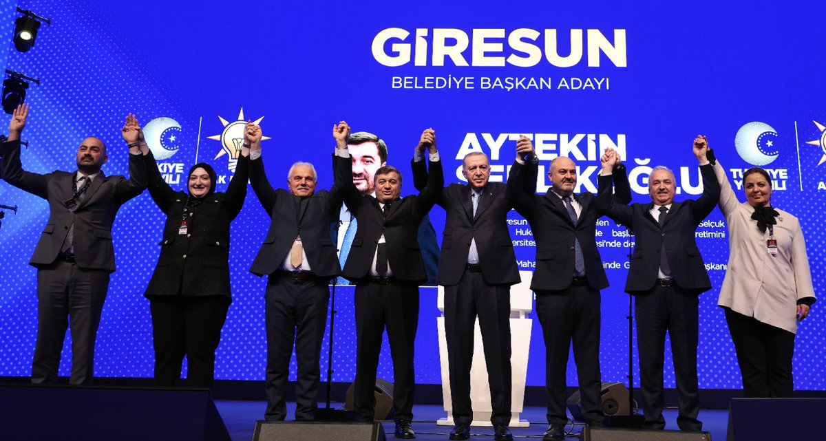 avsenlikoglu's tweet photo. Giresun'umuz için hep birlikte hazırız, kararlıyız! 

Liderimiz, Cumhurbaşkanımız Sn. @RTErdogan tensipleriyle bir kez daha şehrimizin kalkınması, refahı ve geleceği için yola çıkmış bulunuyoruz. 

Giresun’umuz bizler için sadece bir şehir değil; bir yaşam, bir hayat, bir aşk ve bir sevgidir. Ömrümüzün hemen hemen her anının geçtiği Giresun’umuza hamdolsun yeniden hizmet etmek gibi bir imkân doğdu.

Son 5 yılda gerçekleştirdiğimiz yatırımlarla şehrimize değer kattık. Ancak biliyoruz ki, yapacak çok daha işimiz var. Belirlediğimiz ‘Vizyon 2028’ hedefi ile daha büyük, daha güçlü bir Giresun için kollarımızı sıvazladık.

Şehrimizin her bir ferdi ile ortak akıl ve işbirliği içerisinde Giresun'umuzu daha ileri taşıyacağımıza gönülden inanıyorum.

Güzel şehrimiz için boş vaat vermedik, ne söylediysek yaptık, yapmaya da devam edeceğiz ve yine biz yaparız!

#Giresun’umuza olan sevdamızla birlikte daha nice başarılar elde etmek dileğiyle bir kez daha Giresun Belediye Başkan Adaylığını şahsıma layık gören başta Gönül Belediyeciliğin mimarı Sayın Cumhurbaşkanımız Recep Tayyip Erdoğan olmak üzere bizleri yürekten destekleyen büyüğünden küçüğüne tüm hemşehrilerime şükranlarımı sunuyorum.

Şehrimize ve Aziz milletimize hizmet yolunda, 2028 Vizyonu ile Cumhur İttifakımızla birlikte durmadan, yorulmadan, gece gündüz çalışmaya devam edeceğiz.

#HazırızKararlıyız