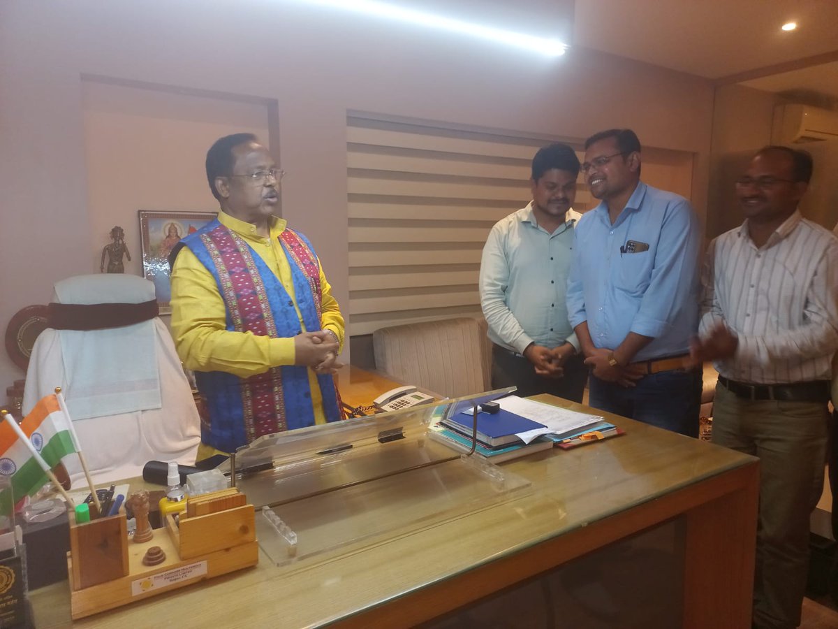 मान. श्री @RamvicharNetamजी(मंत्री - आदिम जाति विकास,अनुसूचित जाति विकास,पिछड़ा वर्ग एवं अल्पसंख्यक विकास,कृषि विकास एवं किसान कल्याण) से <a href="/cgsvskm/">छ.ग. सर्व विभागीय संविदा कर्मचारी महासंघ (CGSVSKM)</a> के प्रांतीय पदाधिकारियो ने सौजन्य भेट कर उनके उज्ज्वल भविष्य की शुभकामनाएं दी।

नियमितीकरण की मांग को जल्द पूरा करने हेतु अवगत कराया।