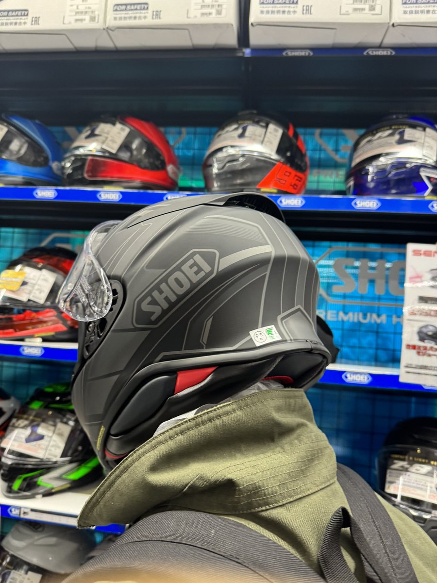 koheiotoko's tweet photo. バイクに興味なくても楽しめる動画作りたいんだけど、みんなどんなの見たいかな？アドバイスお願いします。

この写真は相方にヘルメットの写真を撮らせて似合ってるかどうか確認中のゴウです。 https://t.co/T6zSMbCBm0