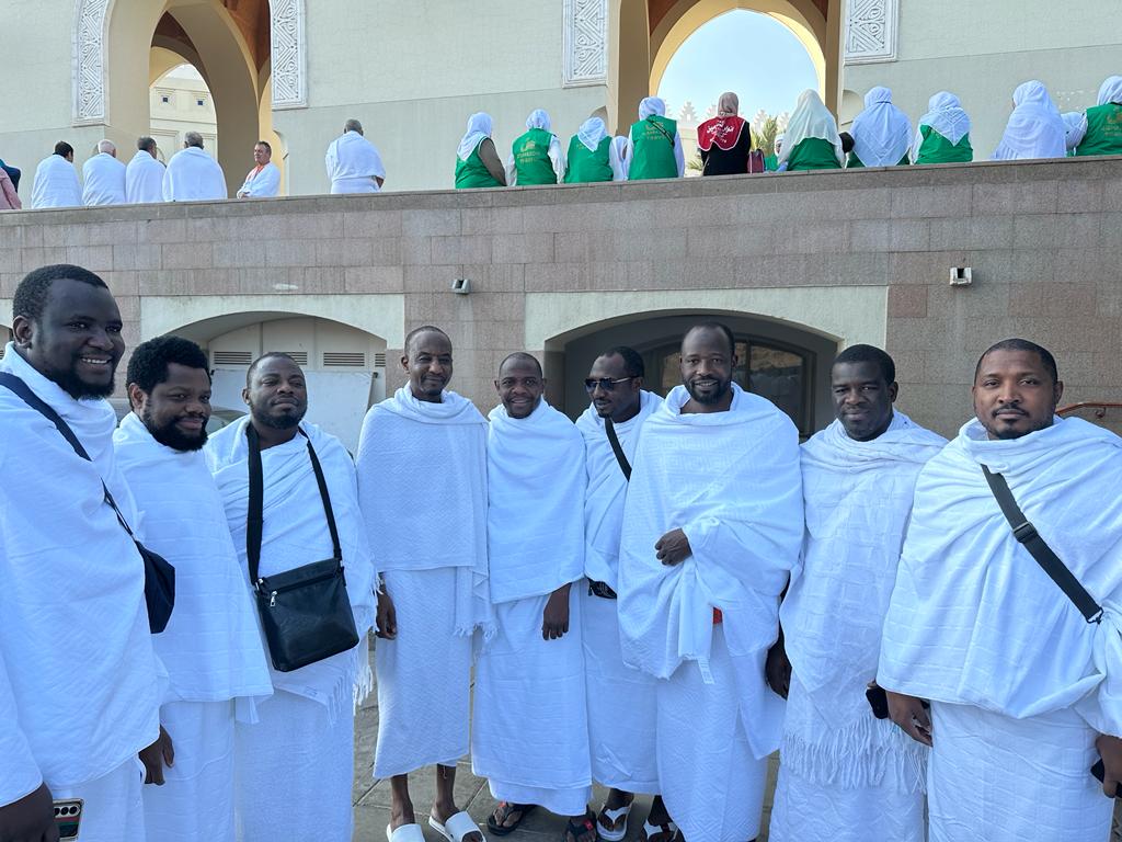 AdamMuhammadIn6's tweet photo. A lokacin da yababbun Yan majalisarmu na Kano sika dauki niyyar ummarah tare da Khalifa, Mai Martaba Muhammadu Sanusi na biyu.

Allah ya zaunar da kasar mu lafiya. https://t.co/SD7TrbB9FZ