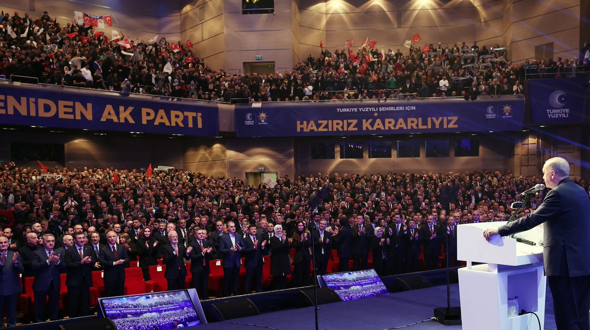Bu şarkı burada bitmez!
Türkiye doğrusunu bilir, başkanlarını seçer…
AK Parti yeni icraatlarla şehirlerin çehresini değiştirir.

Her sokak, her semt, her ilçe duysun…
Yeniden umut…
Yeniden aydınlık…
Yeniden tebessüm…
Yeniden hizmet…
Yeniden ve yeni bir İstanbul!
Yeniden ve