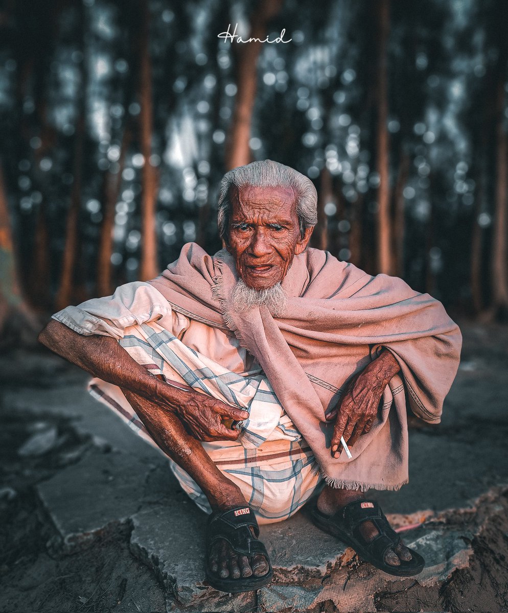 Hamid__Hossen's tweet photo. Sunsets and smokes, each holding tales of days gone by...! 

#photostory
 #storytelling 
#streetphotography 
#streetstories 
#CxBDiary 
#mobilephotography https://t.co/r0oINXXTrz