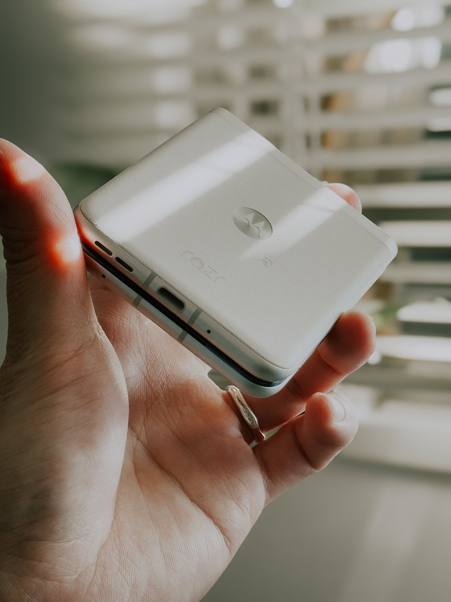 Paraph14's tweet image. これ全部iPhone 15 ProのProRAWで撮影して、それをLightroomで編集した写真なんだけど質感凄くない？

フィルターは有料プリセットを利用。
novikoff.gumroad.com/l/ProRAW

背景ボケはLightroomの試験機能であるブラーを適用。一眼のような自然なボケ味が簡単に作れてしまう。
この組み合わせ、恐るべし…。