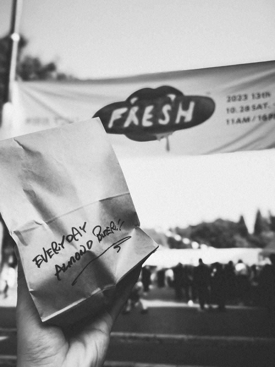 Paraph14's tweet image. これ全部iPhone 15 ProのProRAWで撮影して、それをLightroomで編集した写真なんだけど質感凄くない？

フィルターは有料プリセットを利用。
novikoff.gumroad.com/l/ProRAW

背景ボケはLightroomの試験機能であるブラーを適用。一眼のような自然なボケ味が簡単に作れてしまう。
この組み合わせ、恐るべし…。