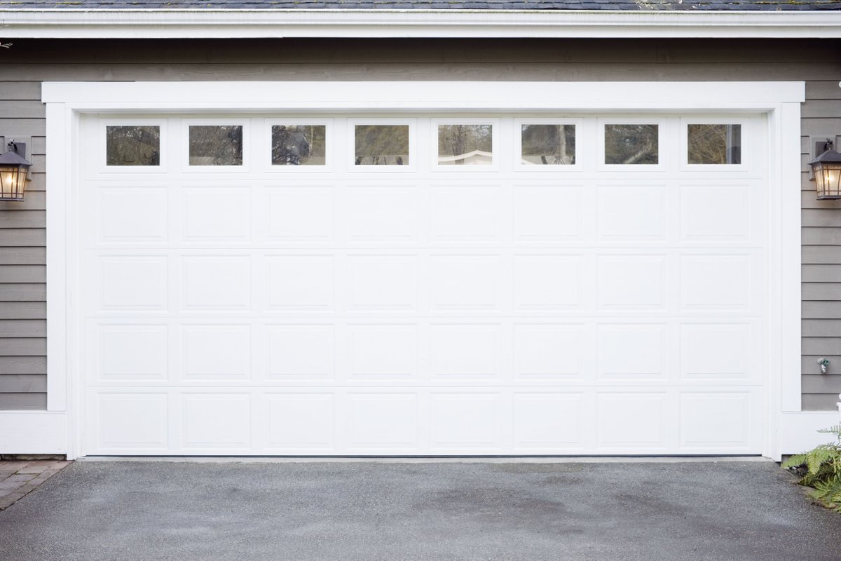 gentlegianttodd's tweet photo. Painting your outdated garage door can give your home's exterior an entirely new look at a relatively low cost and with very little effort. 

For a high-quality appearance that will last for years to come, there
 https://t.co/ozB2HOYZH4 https://t.co/V2nyWhyvko