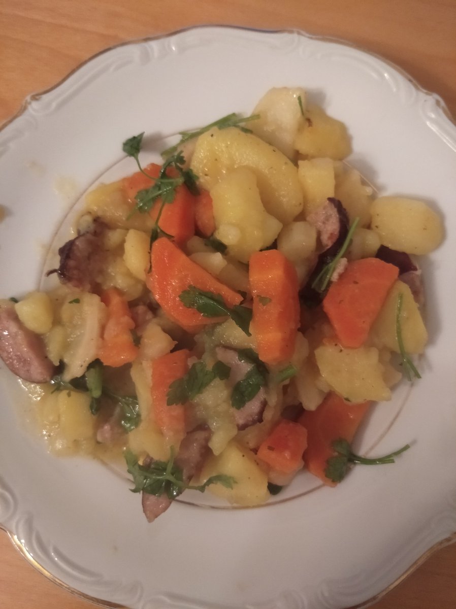 Laura31619606's tweet photo. 99. Pieczone 😋
Jak u was się mówi na takie danie ?
#jedzonko #pieczone #wnowymroku2024 #bedziedobrze https://t.co/SJ9eiwJbNX