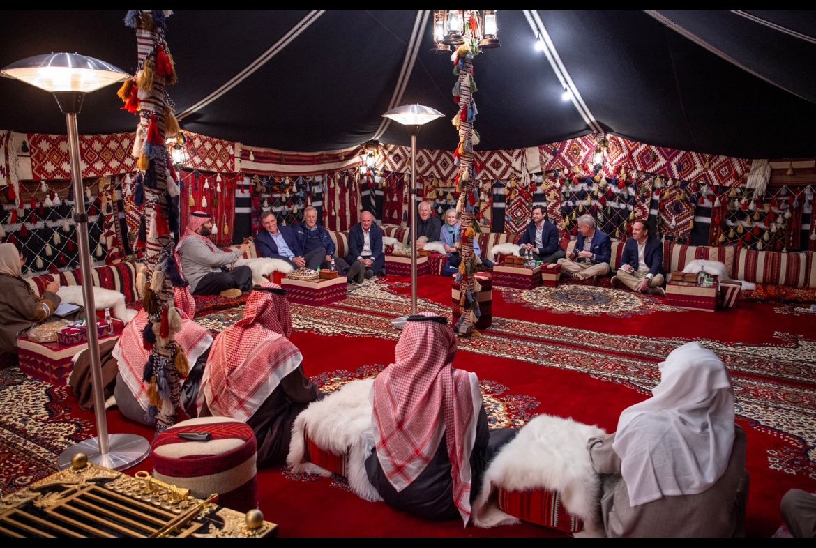 abosalman16's tweet photo. من قلب الصحراء وتمشيا مع تاريخ الآباء والأجداد وفي خيمة شتوية في محافظة سعودية تصل وفود العالم وتجتمع بسمو ولي العهد الامين حفظه الله ،
لتحاوره وتناقشه وتستمع له كقائد يدرك الحقائق ومستقبل المنطقة وله القدرة على تغيير الموازين ،
انه فخر السعودية والسعوديين .
#ولي_العهد_الأمير_محمد_بن_سلمان