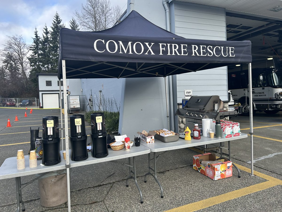 TheEagle973's tweet image. @comoxfire is holding a Tree Chipping today until 4 pm. Drop off your trees by donation to @yanacomoxvalley and grab a hot dog, BBQ Timbit, coffee or hot chocolate. - Jake #ComoxBC #TreeChipping #ComoxFire #YANAComoxValley