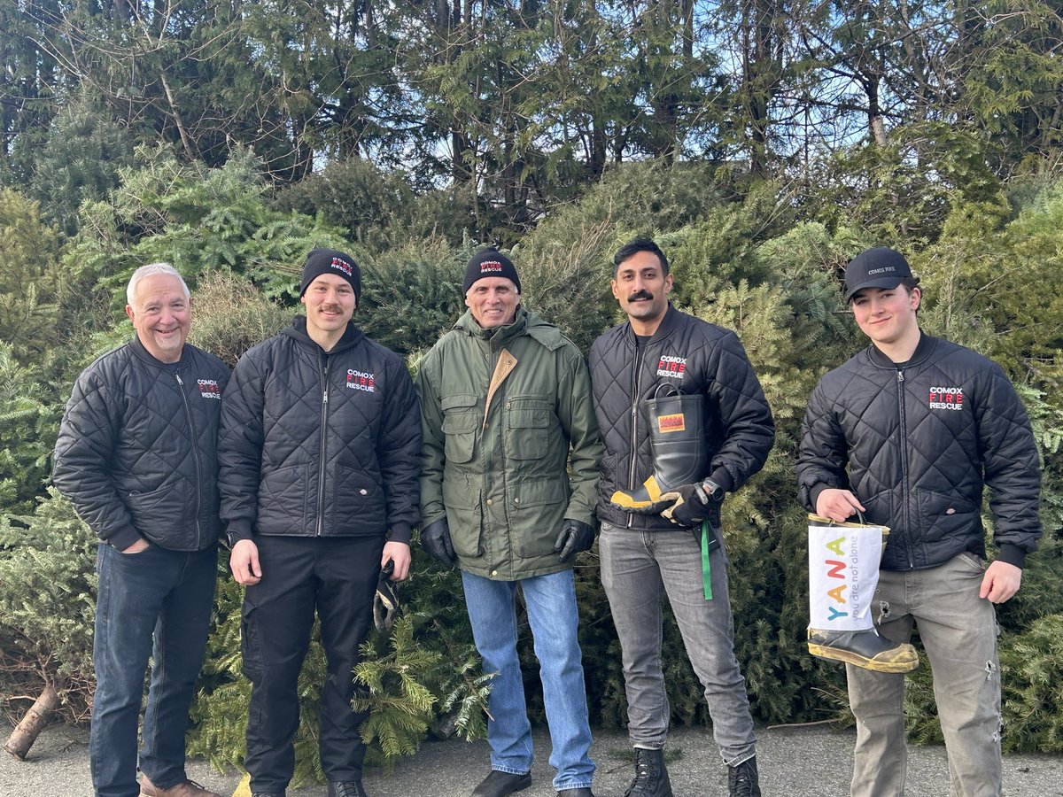 TheEagle973's tweet image. @comoxfire is holding a Tree Chipping today until 4 pm. Drop off your trees by donation to @yanacomoxvalley and grab a hot dog, BBQ Timbit, coffee or hot chocolate. - Jake #ComoxBC #TreeChipping #ComoxFire #YANAComoxValley