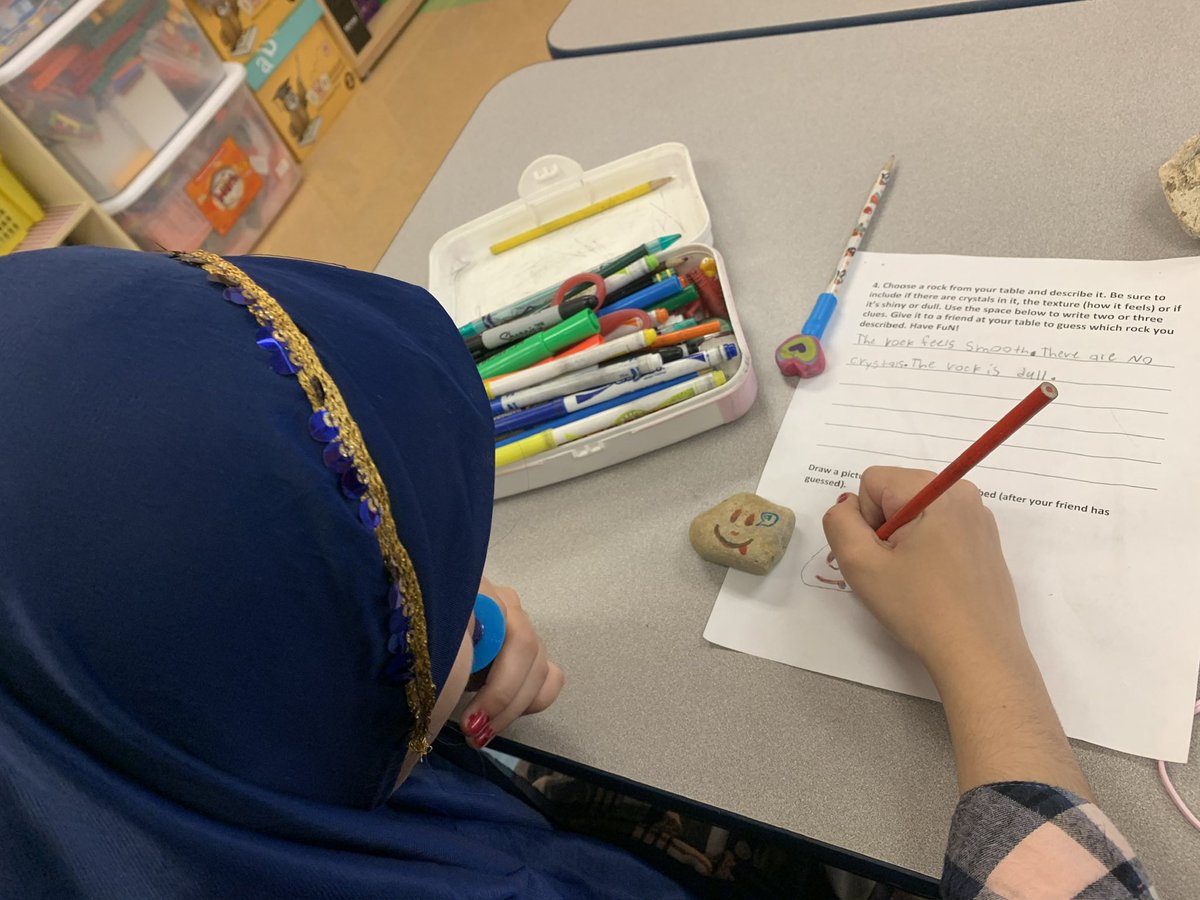 Check out these Titans comparing and writing about their Pet Rock🎯The students conducted mini investigations about their rocks! #Science #BeATitan @BereaCSD @GrindstoneBCSD @terigrimm @LazarusBCSD