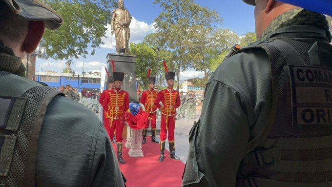 #ÚltimoMinuto 🔴| En el estado Anzoátegui, municipio Pedro María Freites, en unión cívico militar se está llevando a cabo el acto solemne en la Plaza Bolívar de Cantaura para recibir los restos mortales del Gral. Antonio Domingo Sifontes. #GeneralPatriotaAlPanteón