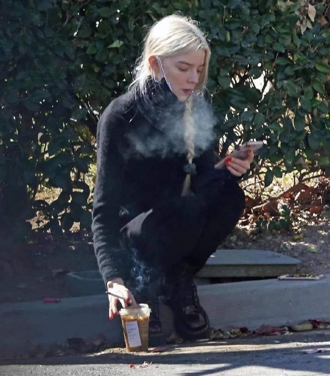 BorrachosVIP's tweet photo. Anya Taylor Joy echándose un desayuno de campeones https://t.co/kRlsewb079