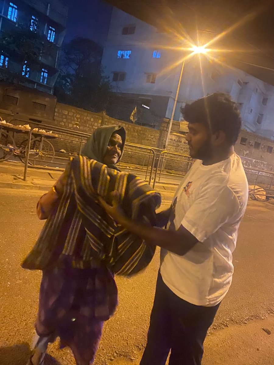 YashBossVideos's tweet photo. ಯಶ್ ಬಾಸ್ ಅವರ ಹುಟ್ಟು ಹಬ್ಬದ ಪ್ರಯುಕ್ತ ರಸ್ತೆ ಬದಿಯಲ್ಲಿ ಮಲಗುವ ನಿರಾಶ್ರಿತರಿಗೆ ಯಶೋಮಾರ್ಗ ತಂಡದಿಂದ ಬೆಡ್ ಸೀಟುಗಳನ್ನು ಕೊಡಲಾಯಿತು..!!
#Yash #YashFans #Yashomarga
#YashBoss #TOXIC #TOXICTheMovie @thenameisyash #Yash https://t.co/DEf8wa7cXM