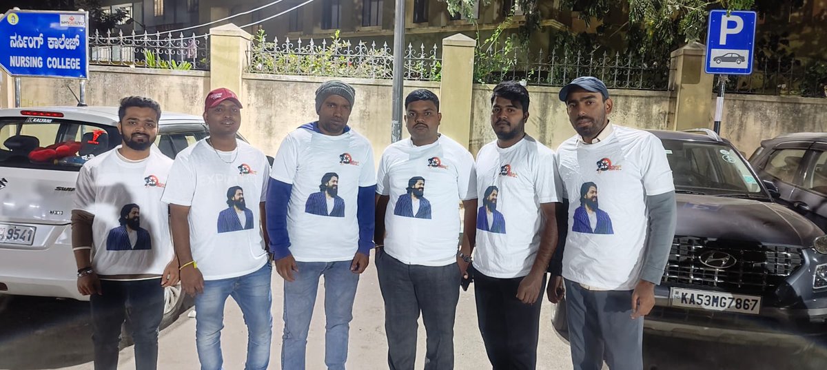 YashBossVideos's tweet photo. ಯಶ್ ಬಾಸ್ ಅವರ ಹುಟ್ಟು ಹಬ್ಬದ ಪ್ರಯುಕ್ತ ರಸ್ತೆ ಬದಿಯಲ್ಲಿ ಮಲಗುವ ನಿರಾಶ್ರಿತರಿಗೆ ಯಶೋಮಾರ್ಗ ತಂಡದಿಂದ ಬೆಡ್ ಸೀಟುಗಳನ್ನು ಕೊಡಲಾಯಿತು..!!
#Yash #YashFans #Yashomarga
#YashBoss #TOXIC #TOXICTheMovie @thenameisyash #Yash https://t.co/DEf8wa7cXM
