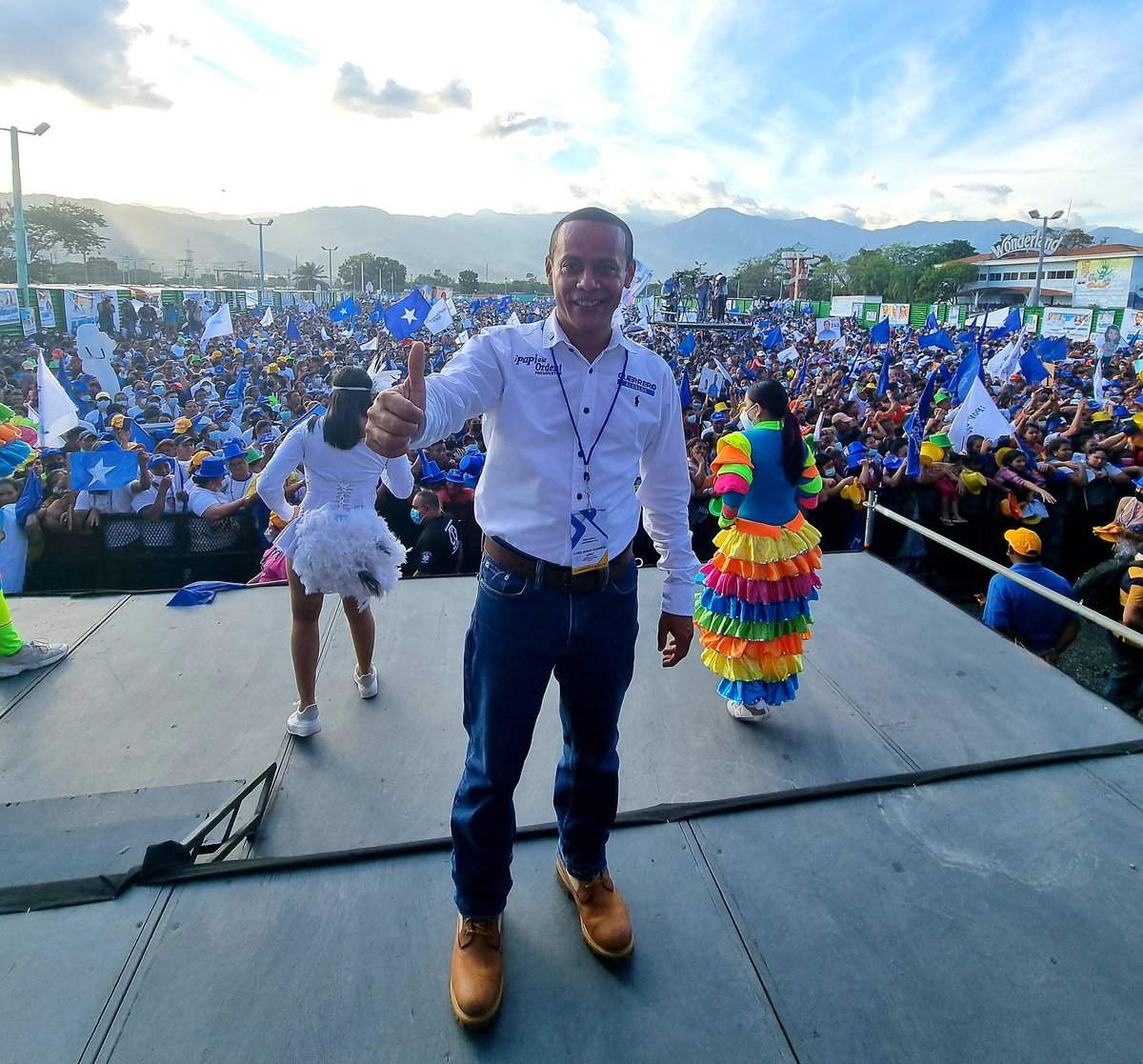 Deseamos desde México 🇲🇽 que pase un feliz cumpleaños @ElGuerreroAlcal hasta Puerto Cortés, Honduras.