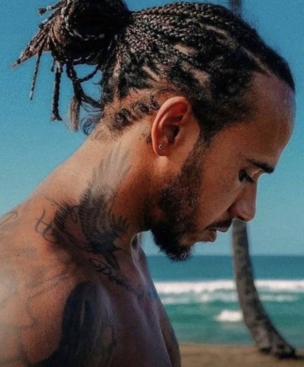 NinaBieberXDXD's tweet photo. Happy Birthday to the GOAT sir Lewis Hamilton 🎉❤️🍾🥰 https://t.co/3GLhmXRAzu
